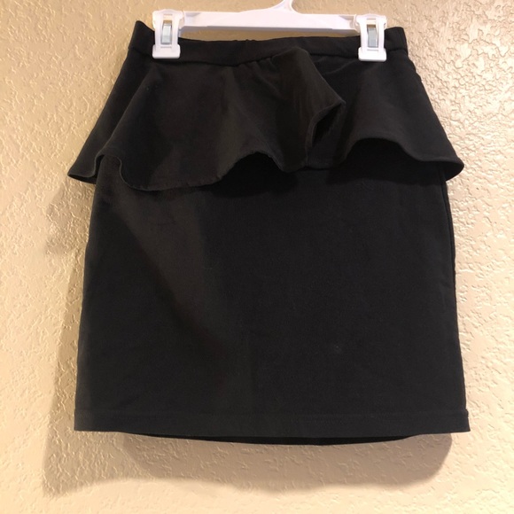 H&M Dresses & Skirts - ⚡️ Peplum Mini Skirt